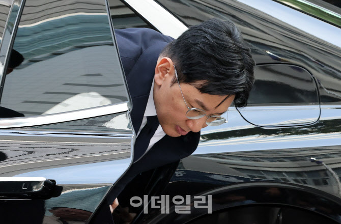 차에서 내리는 방시혁 하이브 의장                                                                                                                                                                  