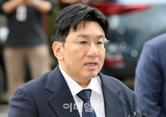 ‘1900억 부당이득 혐의’ 방시혁 하이브 의장, 경찰 출석                                                                                                                                            