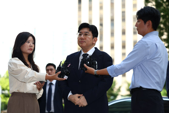 ‘하이브 상장 의혹‘ 방시혁, 경찰 출석…“조사 성실히 받겠다”                                                                                                                                          