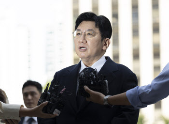 포토라인 선 방시혁…&apos;사기 부정 거래&apos; 하이브 상장 쟁점은