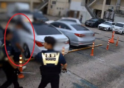 “양손에 흉기 든 남자가 있어요”…공포에 질린 시민들