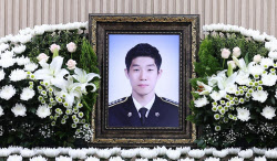 中노인 구한 韓해경 순직 소식에…현지 추모 행렬