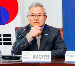 '조국혁신당 성비위' 전 대변인, 검찰 송치