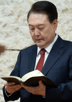 尹, 수감생활 중 ‘성경 시편’ 읽어…“기도 열심히 하고 계셔”