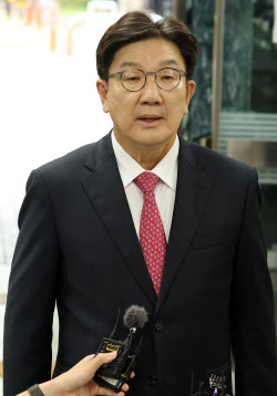 [포토]영장실질심사 출석하며 입장 밝히는 권성동 의원                                                                                                                                                     