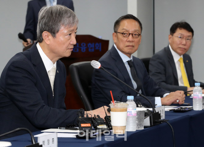  여신전문금융업권 간담회 인사말하는 이찬진 원장 