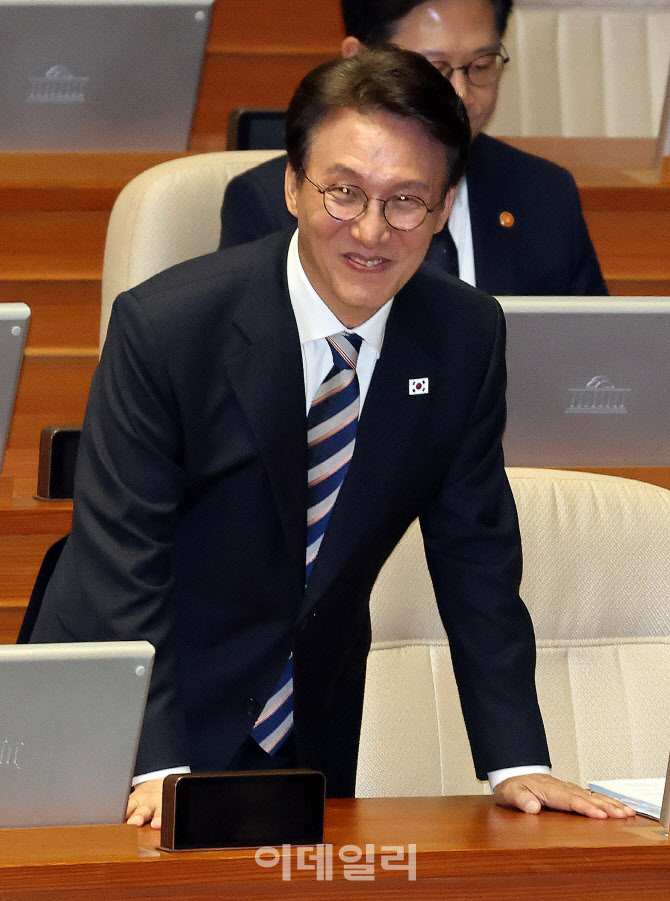 미소 짓는 김민석 국무총리 