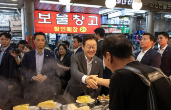 ‘민생회복쿠폰’ 붙은 가게서 멈춰선 이재명, 이유 물으니…