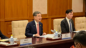 ‘방중’ 조현 “APEC 시진핑 참석 확실…왕이 다음달 방한”(종합)