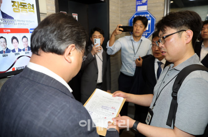 국민의힘 압수수색 영장 제시하는 민중기 특검                                                                                                                                                       