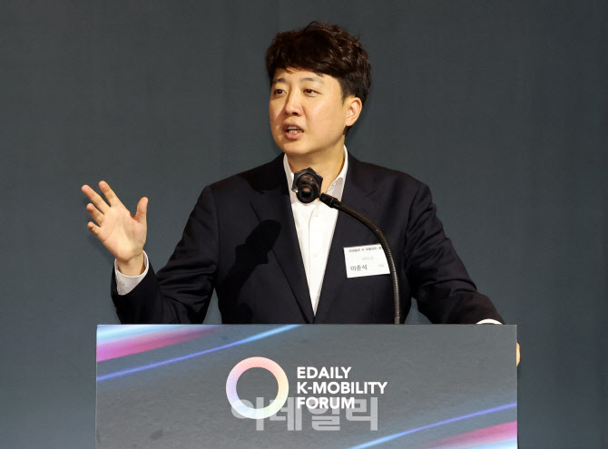 2025 이데일리 K-모빌리티 포럼 축사하는 이준석 개혁신당 대표 