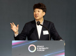 [포토]2025 이데일리 K-모빌리티 포럼 축사하는 이준석 개혁신당 대표                                                                                                                                       