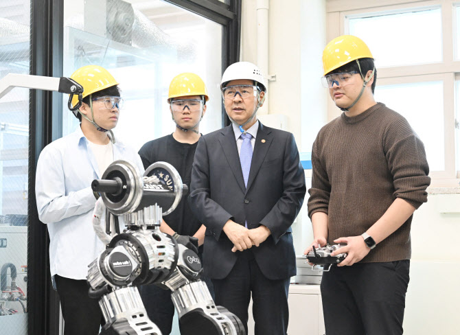 구윤철 "AI기반 제조공정 혁신 필수...기업에 패키지 지원" - 뉴스 썸네일 이미지