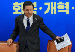 [포토]취임 100일 기자간담회 참석하는 김병기                                                                                                                                                             