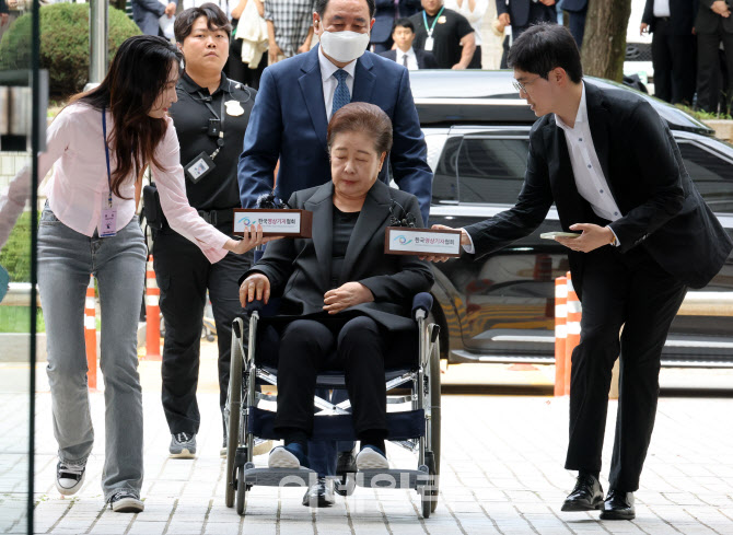 한학자 총재, 휠체어 타고 영장실질심사 출석                                                                                                                                                        