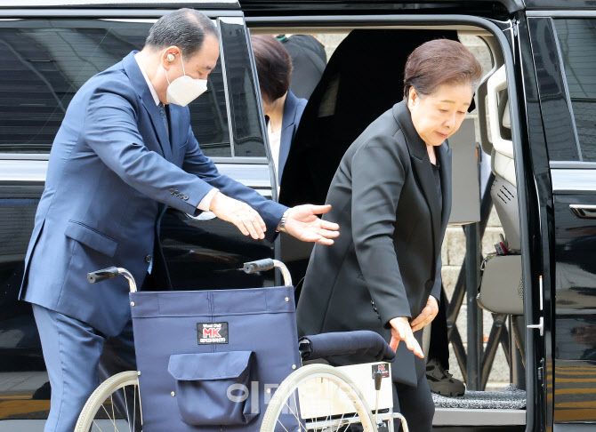 휠체어에 앉는 한학자 총재                                                                                                                                                                         