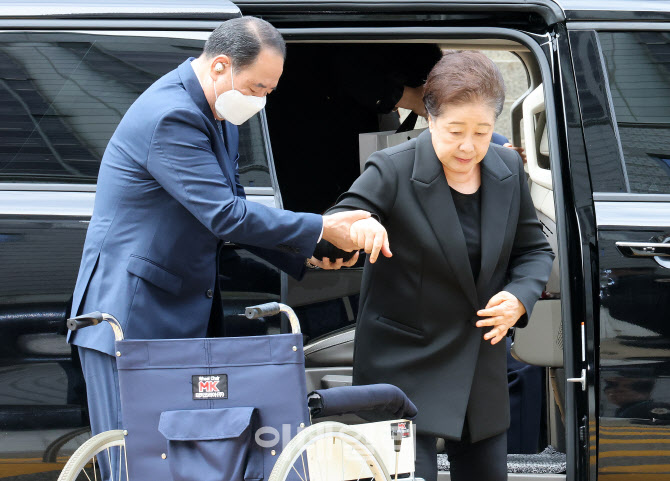 부축받는 한학자 총재                                                                                                                                                                              