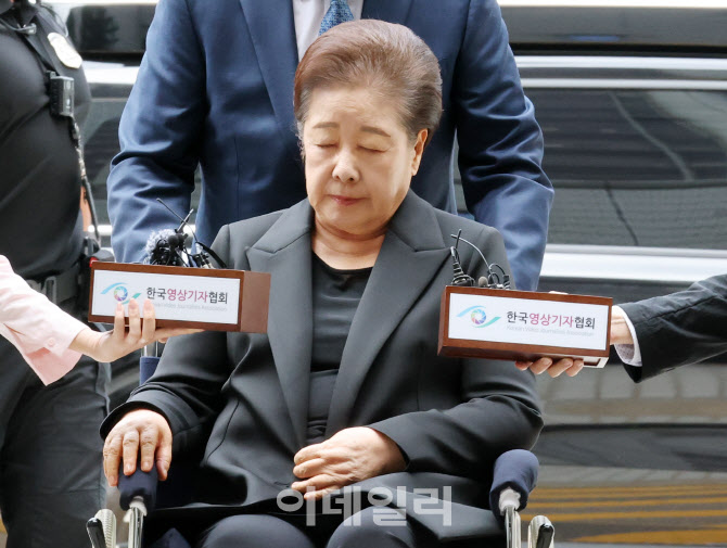 취재진 질의에 두눈 감은 한학자 총재                                                                                                                                                               