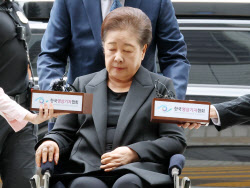 [포토]취재진 질의에 두눈 감은 한학자 총재                                                                                                                                                               