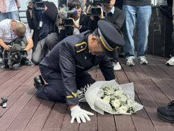 순직 해경 당직 팀장, 추모한다며 &apos;갯벌 뛰어들어&apos;