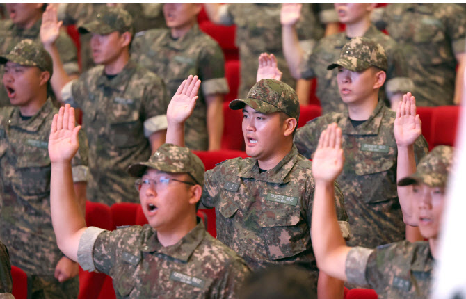  이지호 해군 사관후보생 힘찬 선서                                                                                                                                                                 