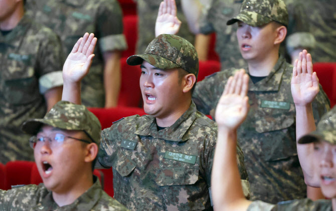  이지호 해군 사관후보생 힘찬 선서                                                                                                                                                                 