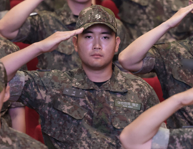  경례하는 이재용 회장 장남 이지호 씨                                                                                                                                                              