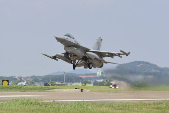 KF-16 전투기, 이륙 중 활주로 이탈…조종사는 &apos;무사&apos;