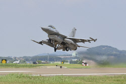 KF-16 전투기, 이륙 중 활주로 이탈…조종사는 '무사'