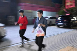 &apos;치킨 배달&apos; 나선 한동훈, "법원 왜 안 나가세요?" 묻자...