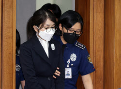 [속보]김건희, 국민참여재판 원치 않아…직업 묻자 "무직"