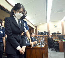 헌정사상 첫 '영부인 재판'…김건희, 혐의 모두 부인