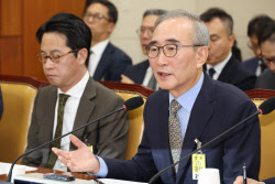 김영섭 KT 대표 “정보유출 고객 2만명 ‘위약금 면제’ 적극 검토”