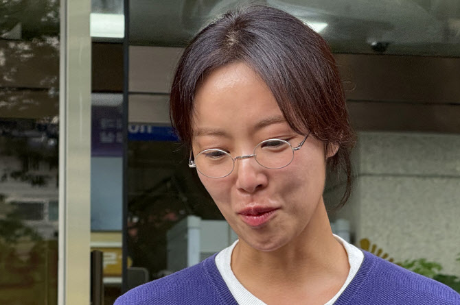  취재진 질문에 답하는 황정음                                                                                                                                                                      