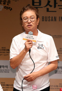&apos;개그계 대부&apos; 코미디언 전유성 별세…향년 76세