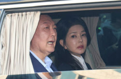잇달아 피고인석 앉는 尹부부…법원, 재판 중계 허용