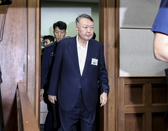  법정 들어서는 윤석열 