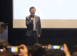 김홍국 하림 회장 "마트서 오늘 사오고 새벽배송되면 신선한가?"