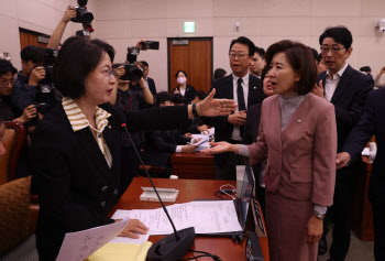 추-나 대전은 계속된다…與는 &apos;나경원&apos;·野는 &apos;추미애&apos; 고발
