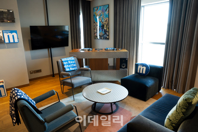 "LP 들으며 호캉스"…라이즈, 맨하탄 레코즈와 스위트룸 오픈