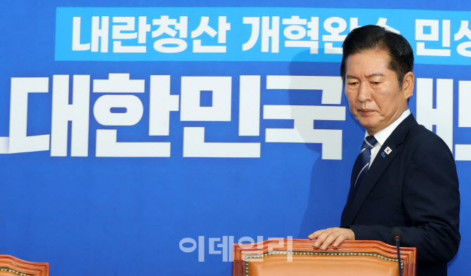 최고위원회의 입장하는 정청래 대표                                                                                                                                                                 