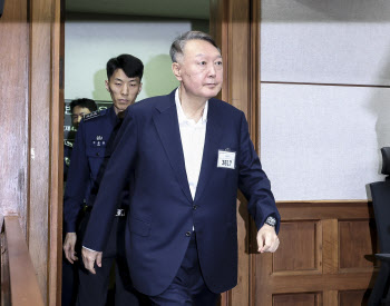 尹 보석심문 이후 건강 이상 증세…"구토·현기증으로 출석 어려워"