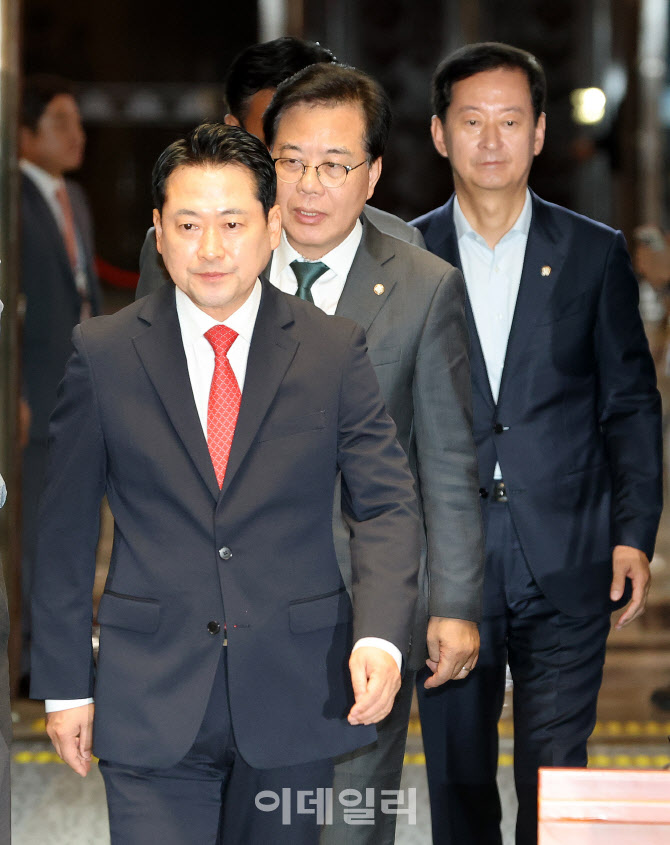 의총 입장하는 장동혁-송언석                                                                                                                                                                       
