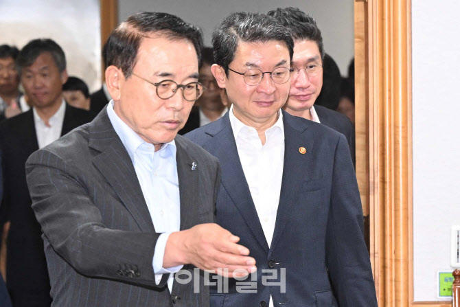 함께 입장하는 이억원 위원장-조용병 회장                                                                                                                                                           