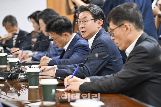 은행장 만나 발언하는 이억원 금융위원장                                                                                                                                                            