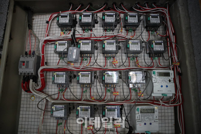 “산업용 내리자” Vs “전반적 인상”…전기요금 개편 급부상