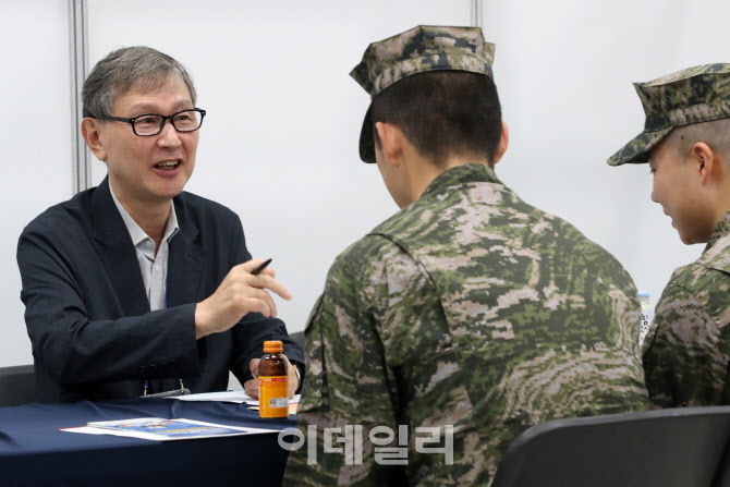  취업 컨설팅받는 제대군인들                                                                                                                                                                       