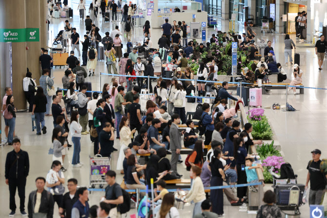 "추석엔 공항 일찍 가세요"…긴 연휴에 역대급 인파 몰린다