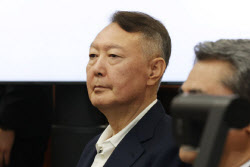 말끔한 이유 있었나…“교도관 7명, 尹 24시간 수발” 폭로글
