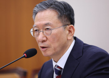 "호텔인가? 밥투정 뻔뻔"…尹 직격한 정성호 법무장관